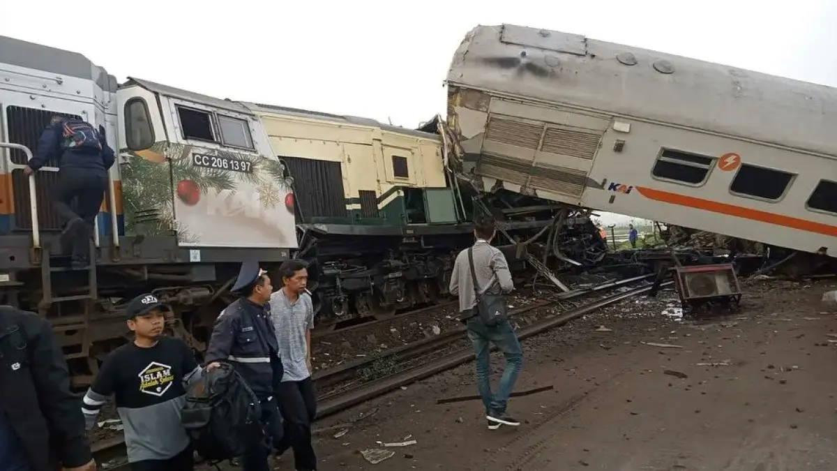 Tabrakan KA Turangga dan Commuter Line Bandung Raya.X/merapi_uncover 
