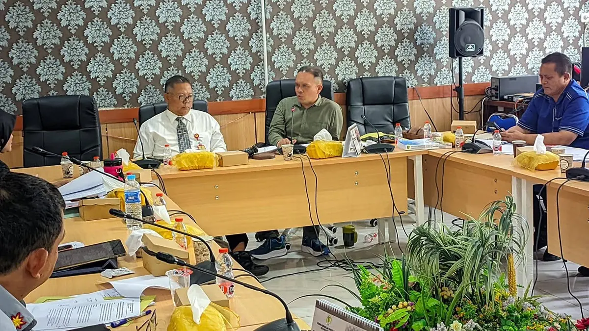 Anggota DPRD Kota Palangka Raya, Hatir Sata Tarigan (paling kanan) melaksanakan Rapat Pansus. Dok Pribadi&nbsp;