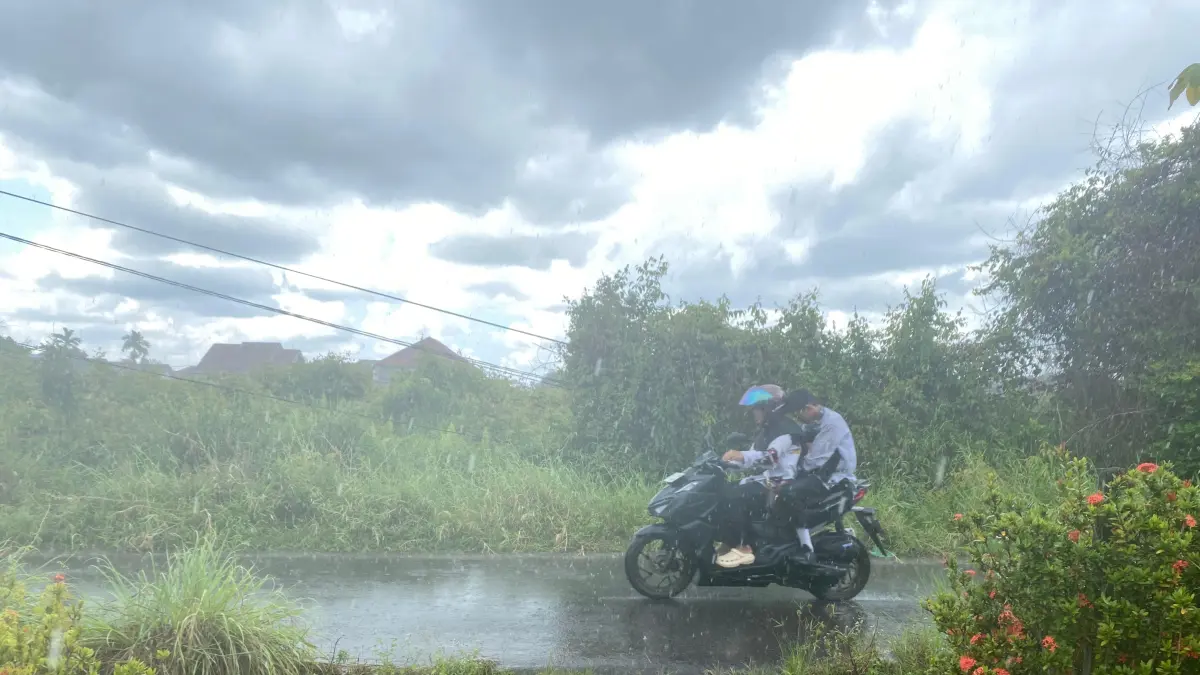 Hujan mengguyur Sampit. Miftah/kaltengpos.jawapos.com