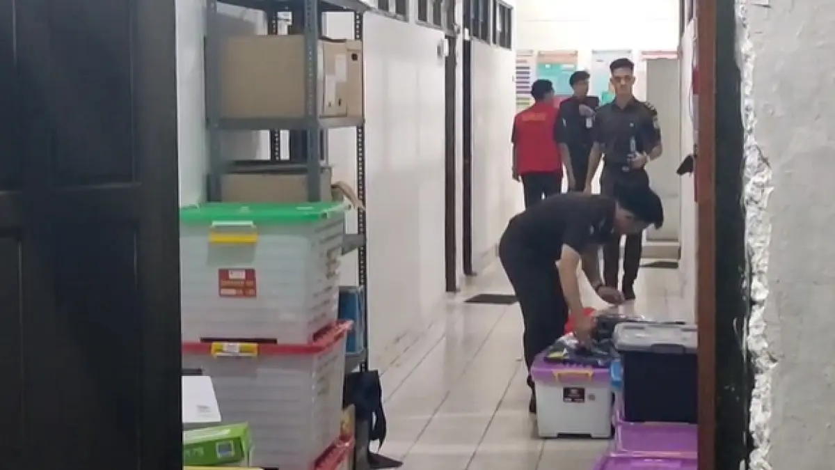 Penggeledahan di kantor KPU Palangka Raya.Novia/Kalteng Pos