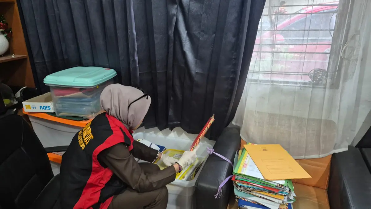 Tim Kejari saat geledah kantor KPU Palangka Raya. Kejari