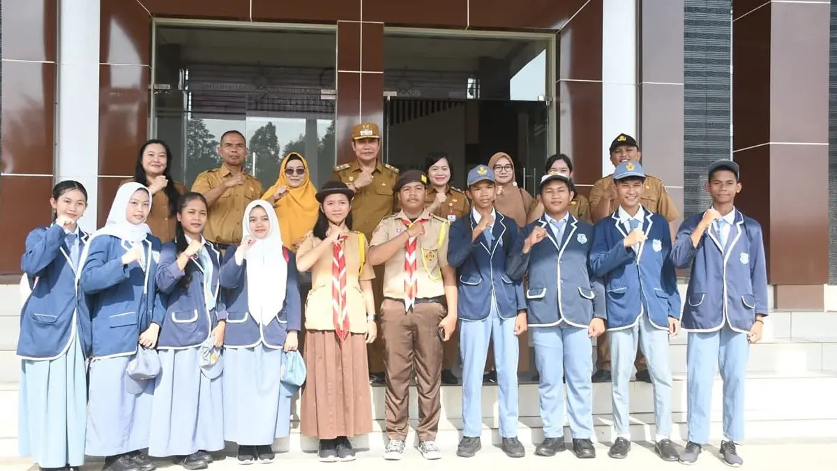Wakil Bupati Pulang Pisau H Ahmad Jayadikarta foto bersama pelajar seusai apel Hardiknas.Humas
