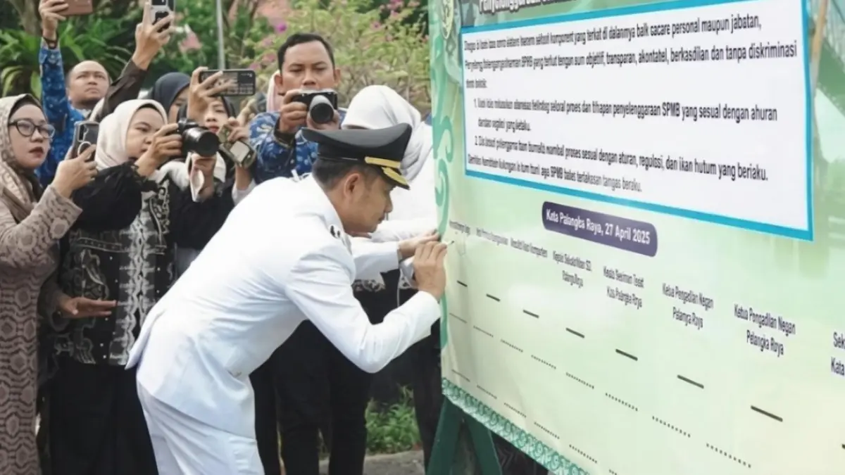 Wali Kota Palangka Raya, Fairid Naparin menandatangani komitmen bersama penyelenggaraan SPMB.Ilham/Kalteng Pos