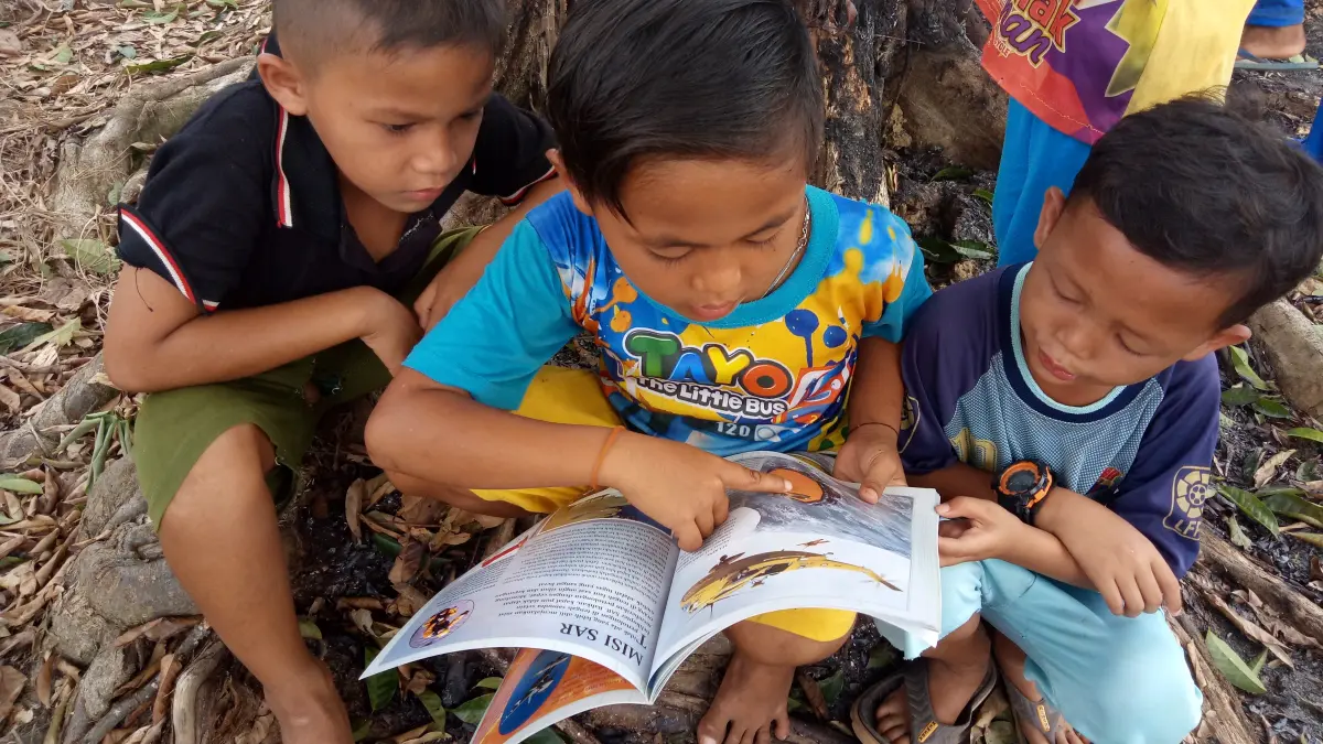 Anak di pelosok Kalteng sangat bergantung dnegan buku.Dok Nizar/Kalteng Pos
