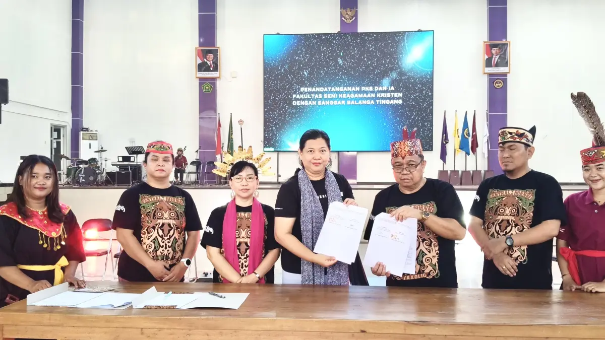 Dekan Fakultas Seni Keagamaan Kristen IAKN Palangka Raya, Berth Penny Pahan MPd (kanan), dan dari perwakilan dari sanggar Banama Tingang saat menunjukkan perjanjian kerja sama.