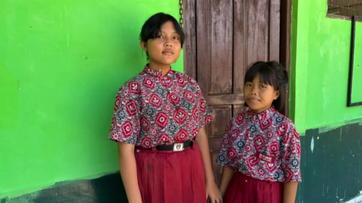 Dua murid SDN 2 Petuk Katimpun Theresa Septi Dwitri (kiri) dan Desi Tri Anggraini. Rifqi/Kalteng Pos