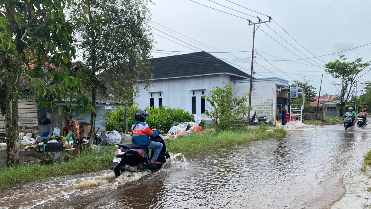 Genangan air di jalanan Sampit.Miftah/kaltengpos.jawapos.com