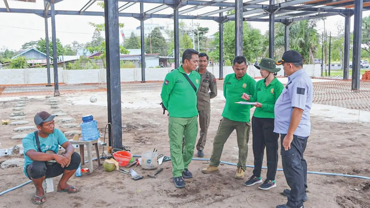 Satpol PP Palangka Raya menindak dugaan pelanggaran perda terkait pembangunan gedung di Jalan Adonis Samad.Humas