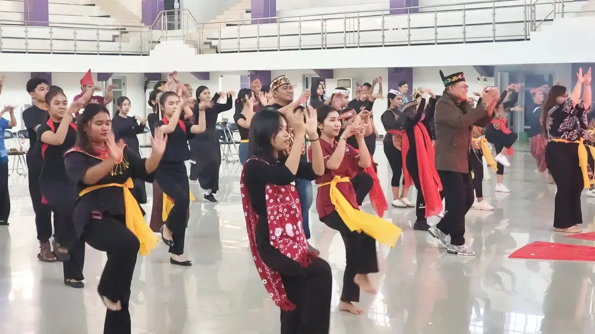 Seluruh peserta kegiatan perayaan World Dance Day 2026 IAKN Palangka Raya menari bersama