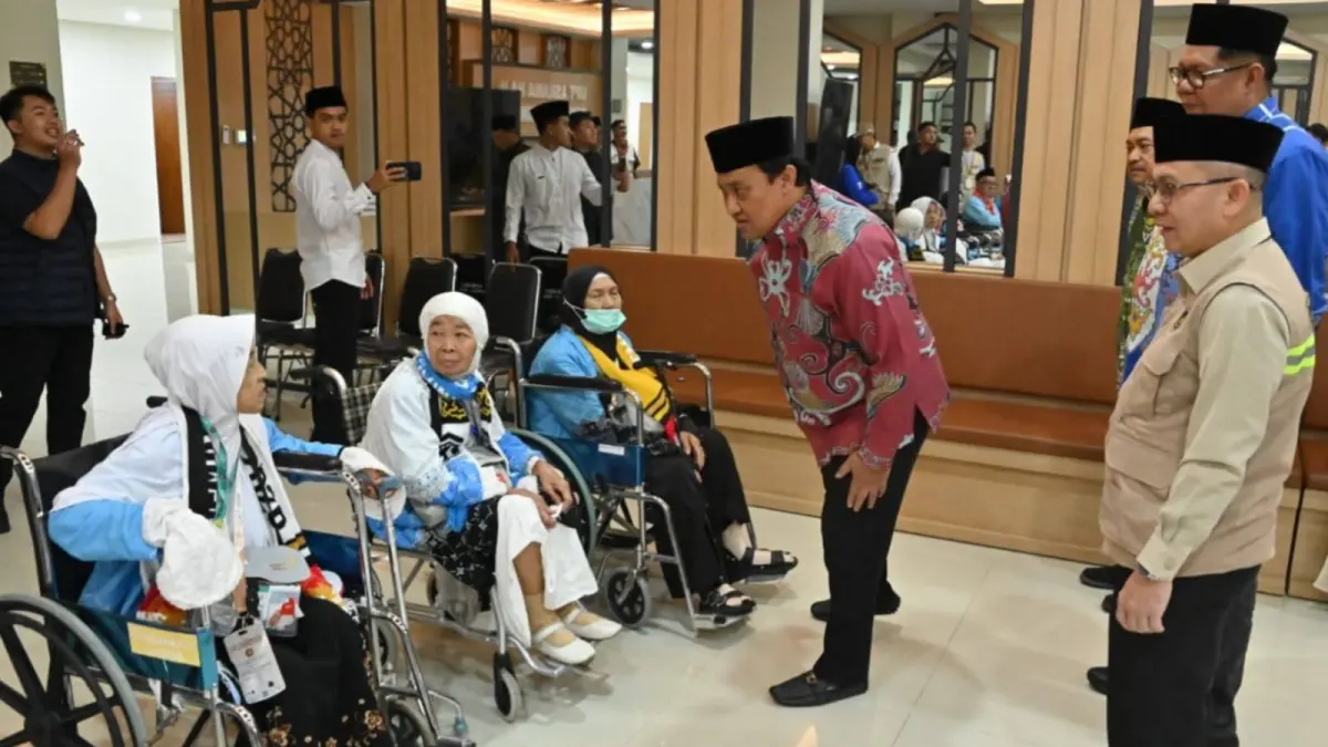 Wakil Gubernur Kalteng Edy Pratowo menyapa jemaah haji.Humas