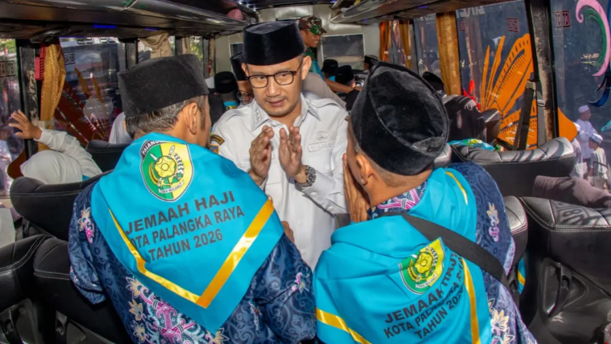 Wali Kota Fairid Naparin melepas jemaah haji. Arief Prathama/Kalteng Pos
