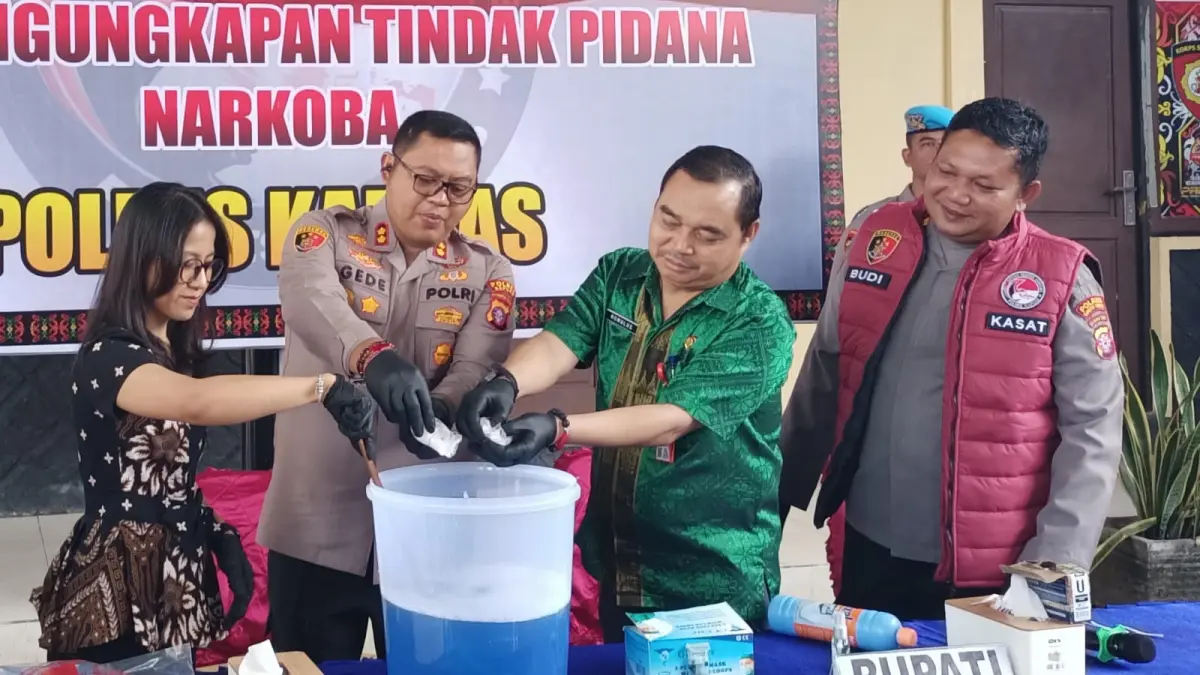Kapolres Kapuas AKBP Gede Eka Yudharma memusnahkan barang bukti sabu-sabu.Art/Kalteng Pos