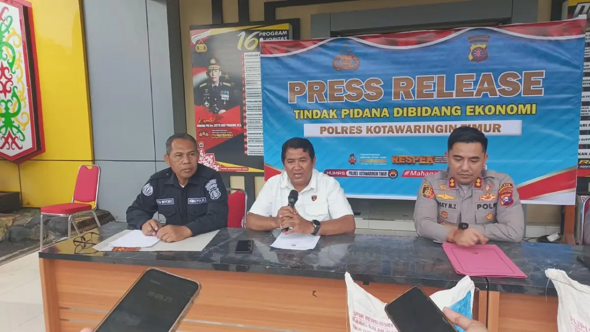 Kasatreskrim Polres Kotim, AKP Sugiharso (tengah) jelaskan motif pembacokan.