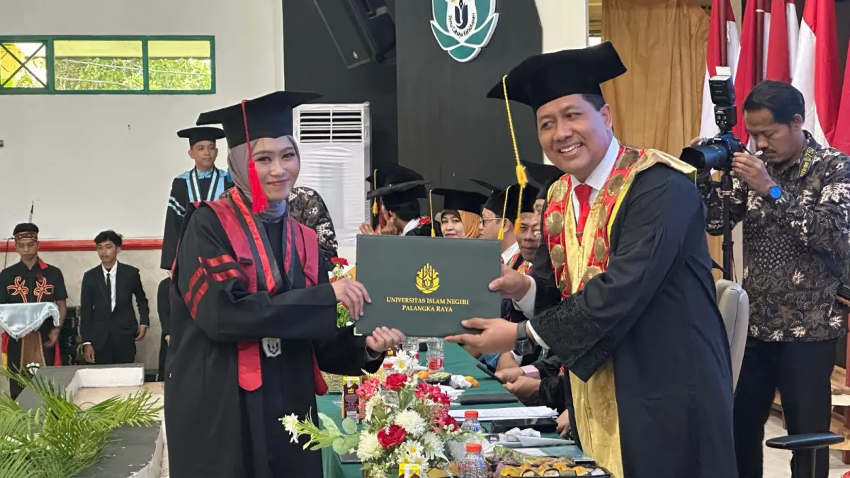 Rektor&nbsp; UIN Palangka Raya saat ini adalah Prof. Dr. H. Ahmad Dakhoir, S.H.I., M.H.I.. menyerahkan ijazah kepada wisudawan lulusan terbaik UIN Palangka Raya.Kamila/Kalteng Pos.