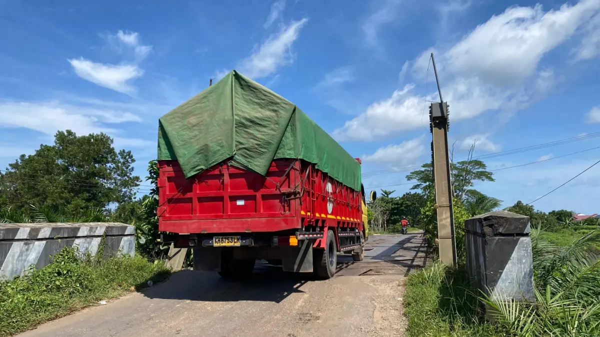 Truk melintasi jembatan Kapten Mulyono.Miftah/kaltengpos.jawapos.com