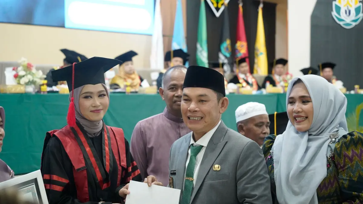 Wakil Bupati Murung Raya, Rahmanto Muhidin dan Wakil Ketua I DPRD Murung Raya, Dina Maulidah memberikan penghargaan kepada wisudawan UIN Palangka Raya yang berprestasi.Kamila/Kalteng Pos