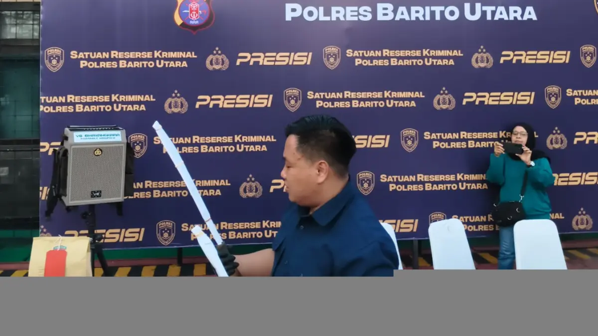 Kasatreskrim Barito Utara menunjukkan barang bukti.Reno/Kalteng Pos