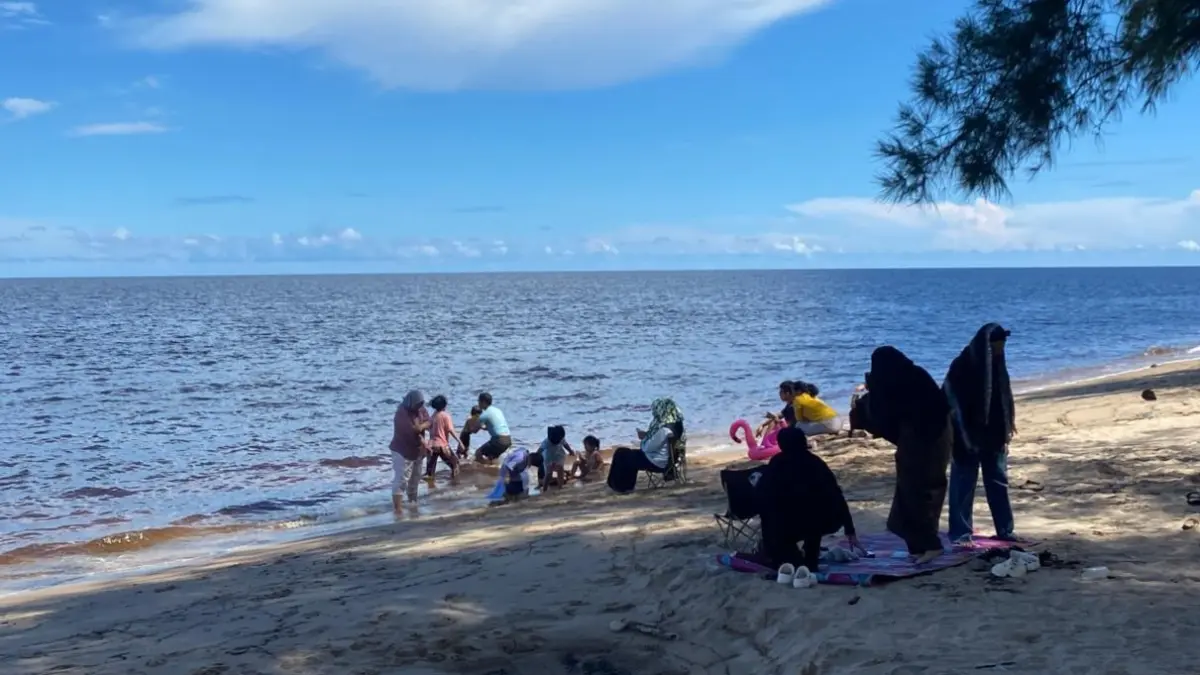 Suasana Pantai Ujung Pandaran.Miftah/kaltengpps.jawapos.com