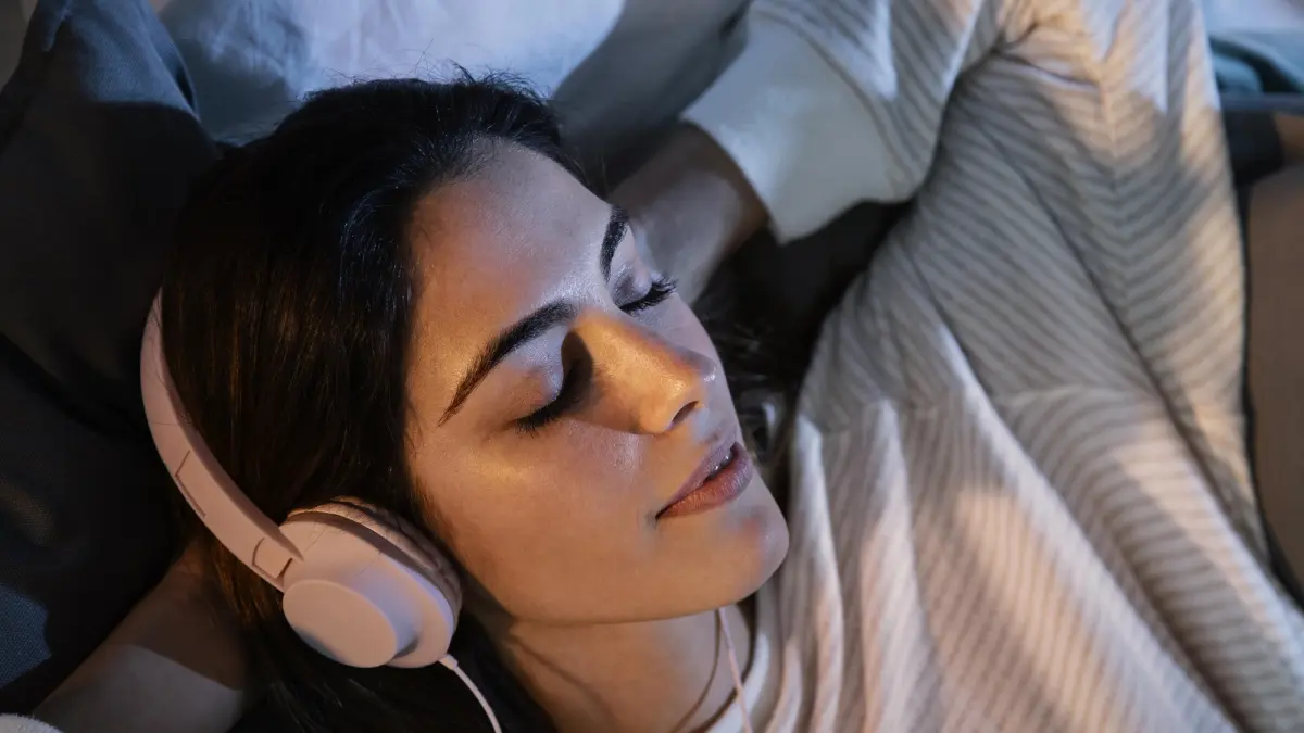 ILUSTRASI : Kekuatan musik untuk tidur yang lebih berkualitas. FREEPIK