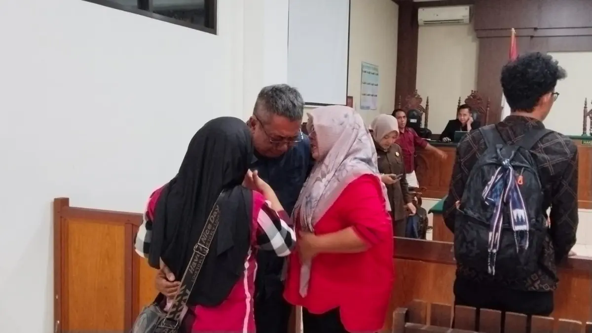 Tangis haru terdakwa dugaan korupsi internet Seruyan.Agus Jaya/Kalteng Pos