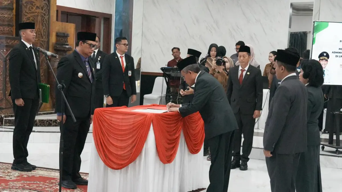 Bupati Barito Utara, H. Shalahuddin melantik 18 pejabat tinggi pratama.Diskominfo