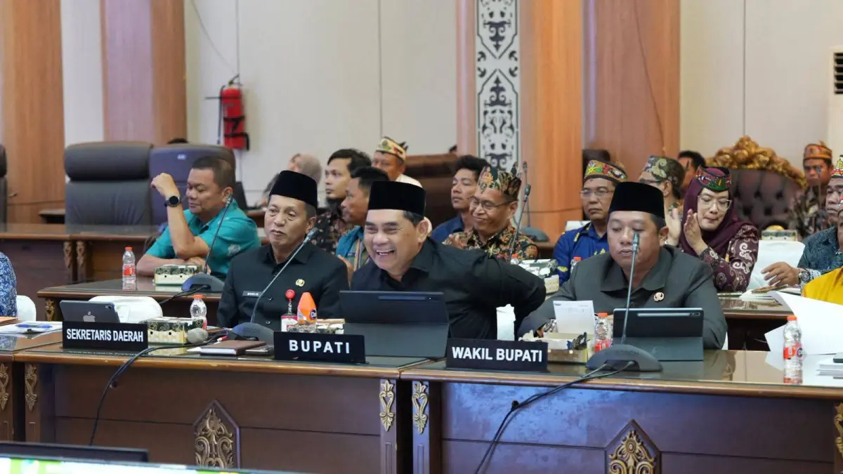 Bupati Shalahuddin ditemani Wakil Bupati Felix dan Sekda Muhlis bersama para jajaran DPRD Barito Utara. Humas 

