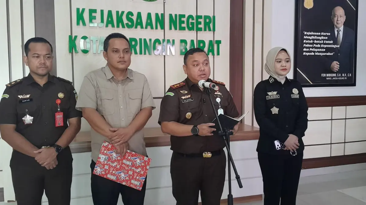 Kajari Kobar Dr Nurwinardi bersama jajarannya ketika melakukan jumpa pers terkait hasil putusan korupsi Pabrik Tepung Ikan. Sony/Kalteng Pos