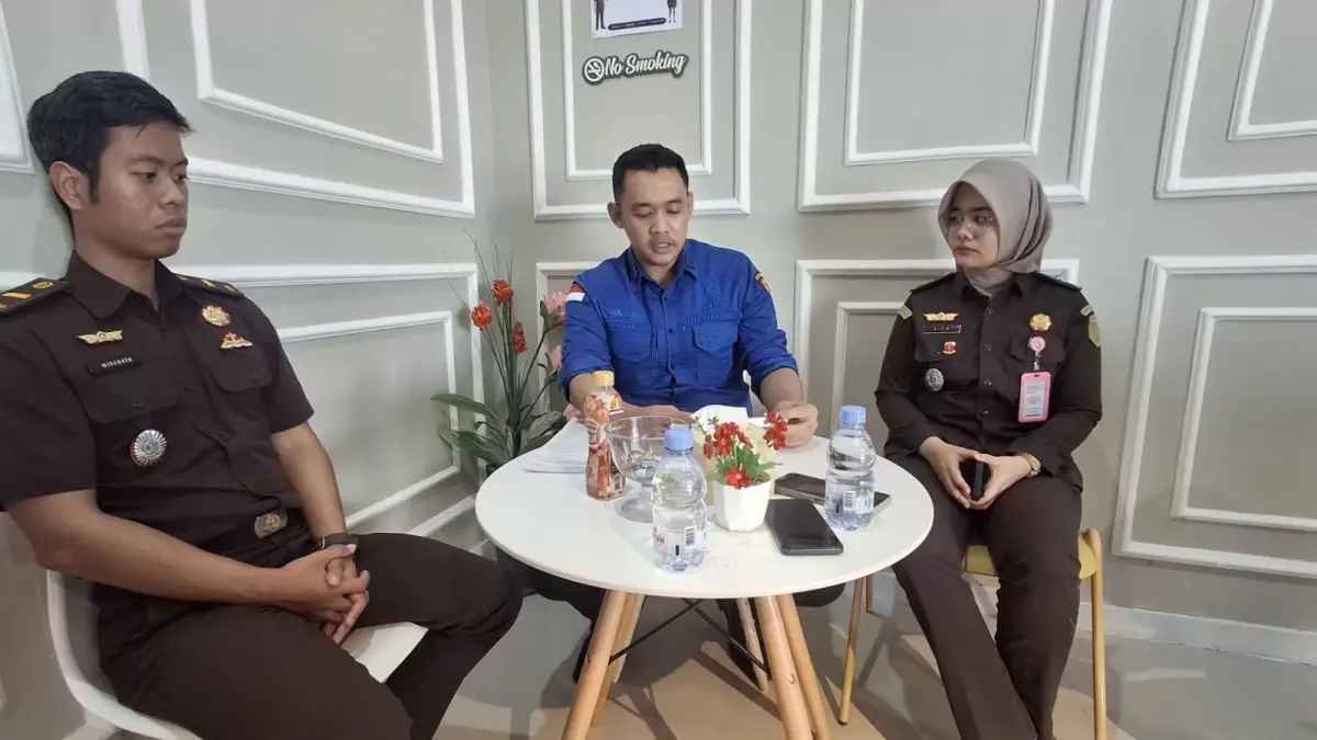 Kasi Pidsus Kejari Bartim Riza Pramudya Maulana, ketika memberikan keterangan kepada awak media. Heny/Kalteng Pos