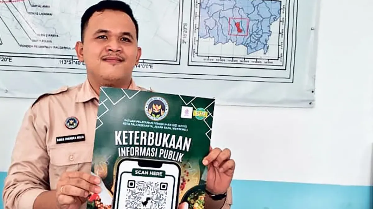 Kepala SPPG Menteng 1 Boris Candra Aulia saat perlihatkan inovasi QR Code.