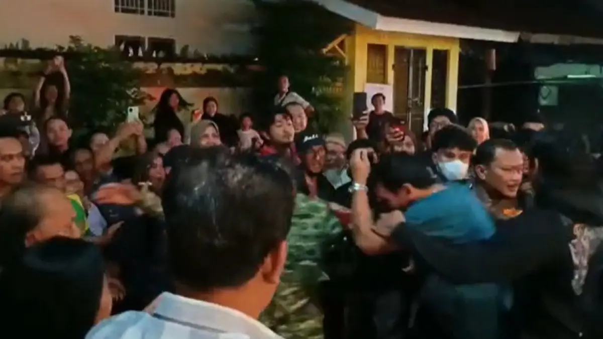 Puluhan warga saksikan momen penggerebekan.