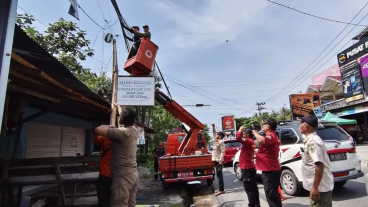 Satpol PP bersama tim gabungan menertibkan kabel jaringan milik sejumlah provider.Humas