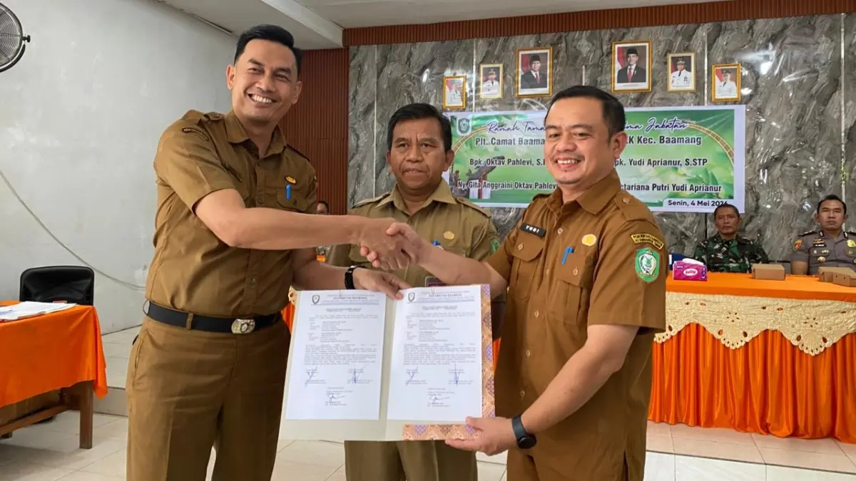 Yudi Aprianur (kanan) Camat Baamang yang baru.Miftah/kaltengpos.jawapos.com