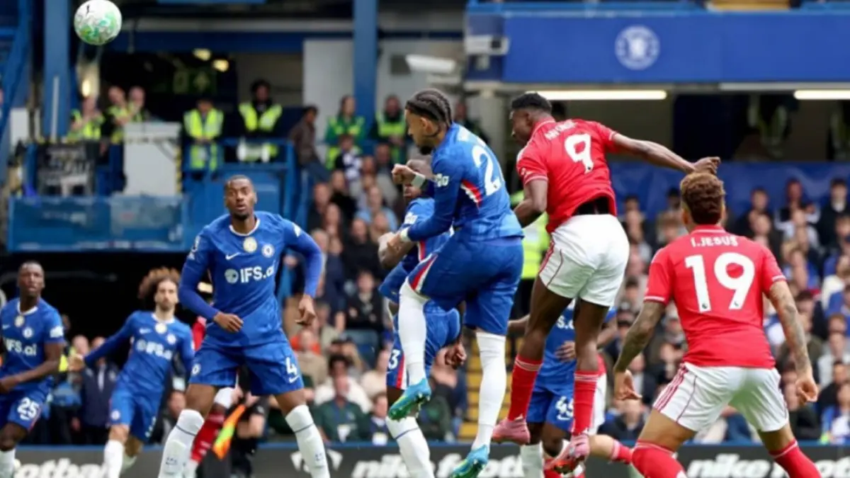 Penyerang Nottingham Forest Taiwo Awoniyi (nomor 9) mencetak gol pembuka bagi timnya saat melawan Chelsea di Stamford Bridge, . Kekalahan The Blues di kandang kali ini membuat posisi mereka terjun bebas di papan klasemen Liga Inggris. (Sumber: EPA Images)