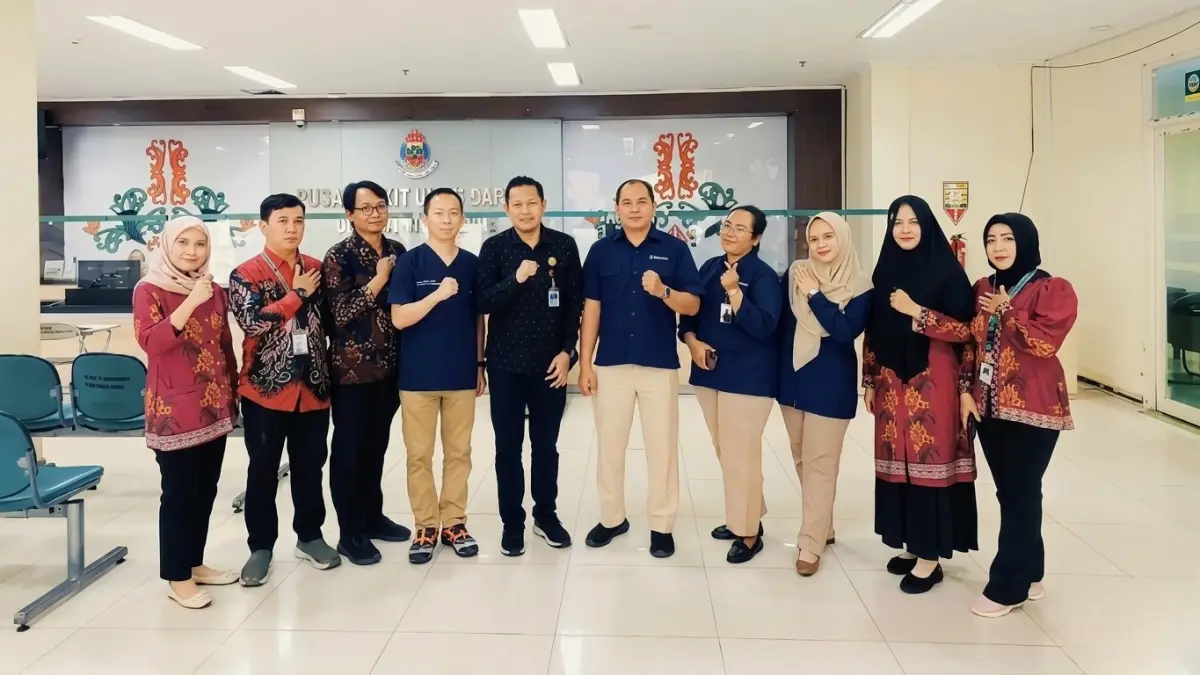 FOTO BERSAMA : Wakil Direktur Pelayanan Kesehatan RSUD dr Murjani Sampit, dr Anggun Iman Hernawan bersama jajaran  BPJS Kesehatan saat foto bersama usai melaksanakan visitasi, beberapa waktu lalu. 