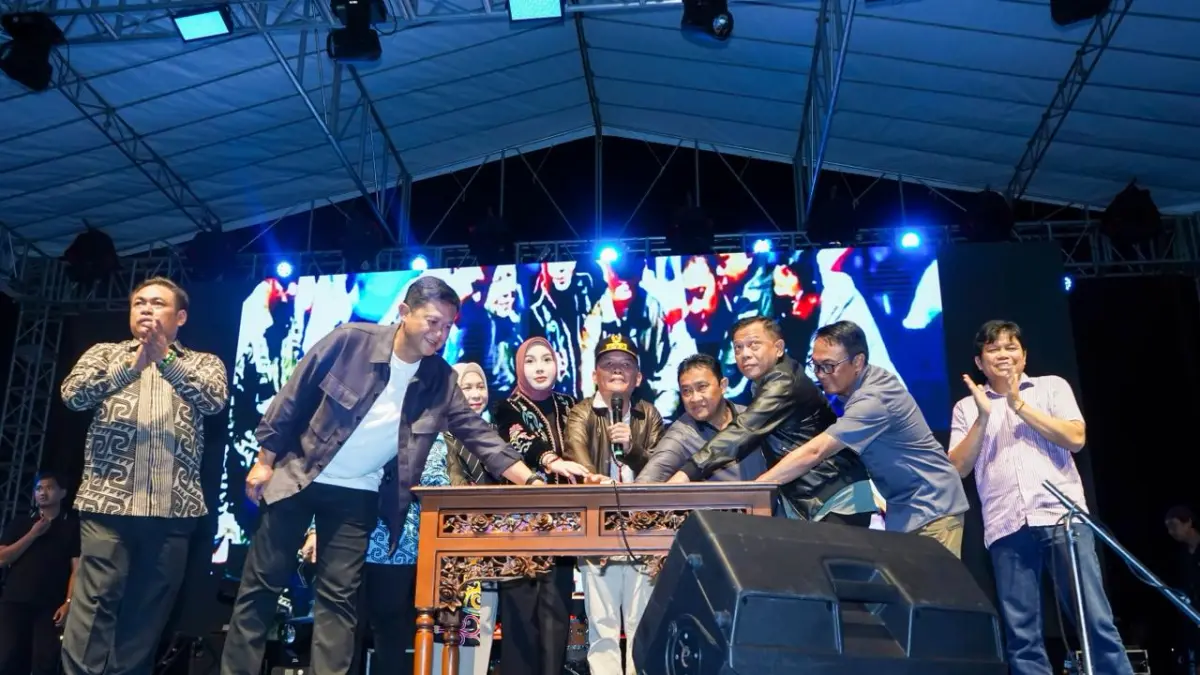 Gubernur Kalteng H Agusrtiar Sabran saat meluncurkan beberapa program strategis pada momentum Huma Betang Night