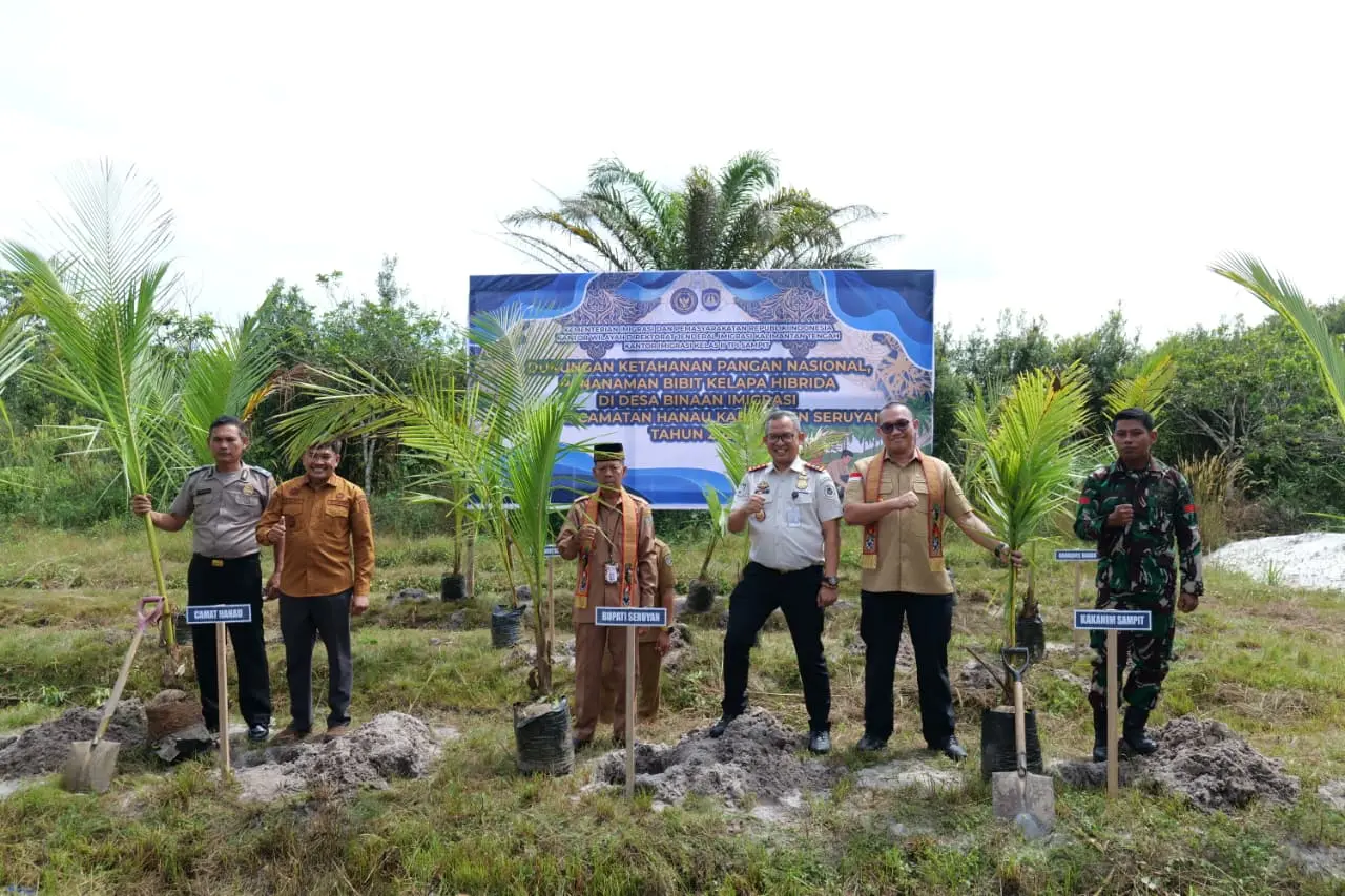 Penanaman bibit kelapa hibrida di Desa Binaan Imigrasi, jadi bagian rangkaian peresmian.