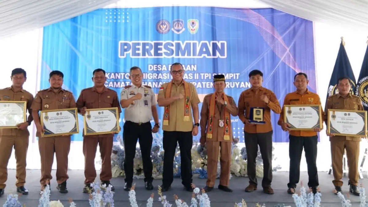 Penyerahan piagam penghargaan dan plakat kepada kepala desa dan camat Hanau oleh Kakanwil Dirjen Imigrasi Kalteng Mas Arie Yuliansa Dwi Putra.Humas