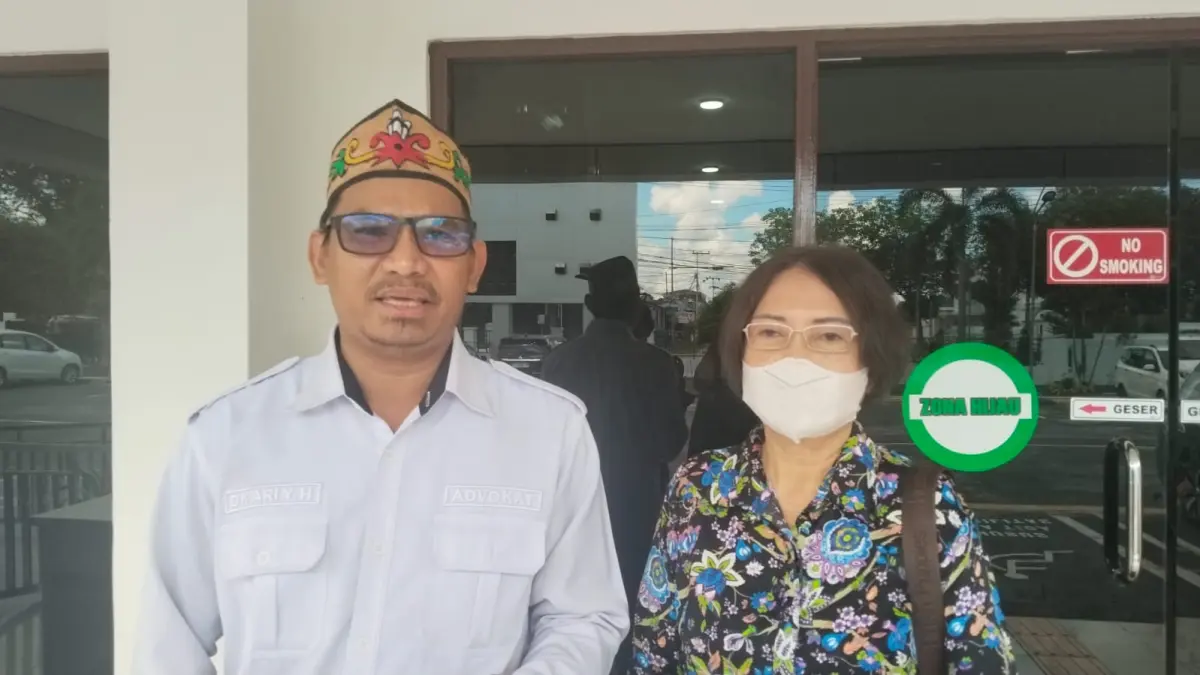 Prof Yetrie Ludang (kanan) bersama pengacaranya Dr Ari Yunus Hendrawan di Kejari. Agus Jaya/Kalteng Pos