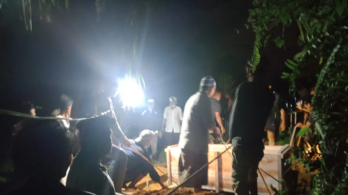 Proses pemakaman.Camat