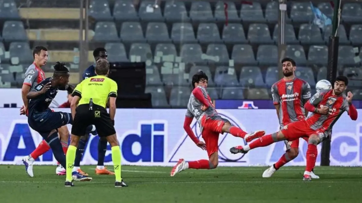 Tijjani Noslin melepaskan tembakan ke gawang Cremonese yang berbuah gol kemenangan untuk Lazio pada laga pekan ke-35 Serie A, Senin (4/5/2026) malam WIB. (Sumber: CTK/imago sportfotodienst)