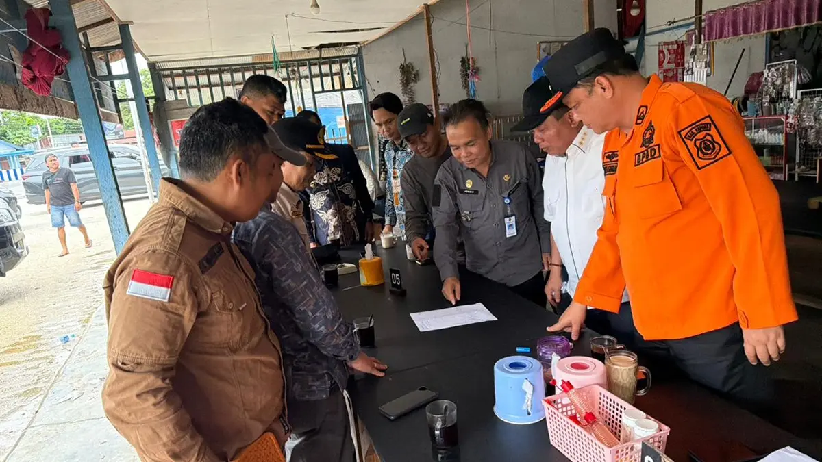 Anggota DPRD Kapuas H Didi Hartoyo saat mendampingi Bupati Kapuas HM Wiyatno saat kunjungan kerja ke Kecamatan Timpah. Humas