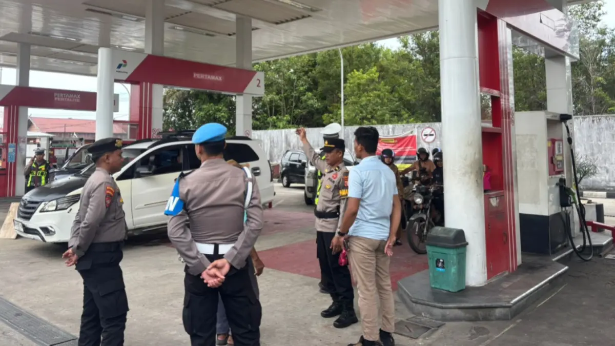 Anggota kepolisian pantau SPBU.Humas