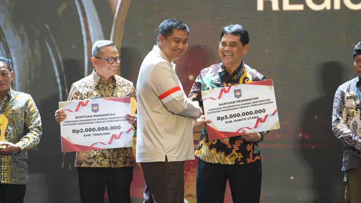 Bupati Barito Utara, H Shalahuddin  saat menerima penghargaan oleh Menteri Perumahan dan Pemukiman Republik Indonesia, Maruarar Sirait.Humas
