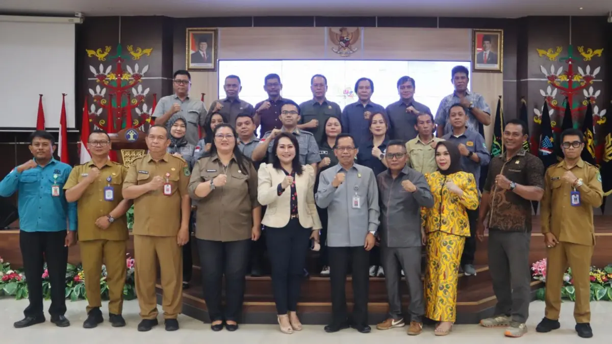 DPRD Kapuas bersama Kemenkum Kalteng membahas penguatan raperda.Humas
