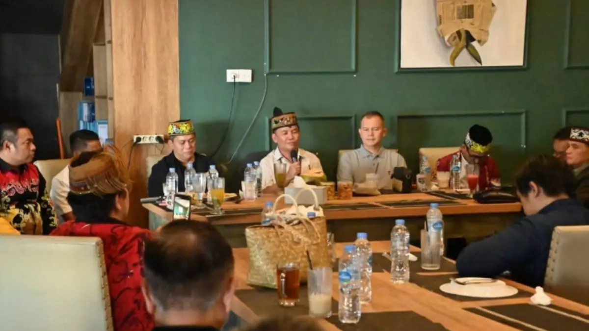 Gubernur Kalteng, H Agustiar Sabran (tengah) saat berdialog bersama tokoh-tokoh Dayak Kaltim.Humas