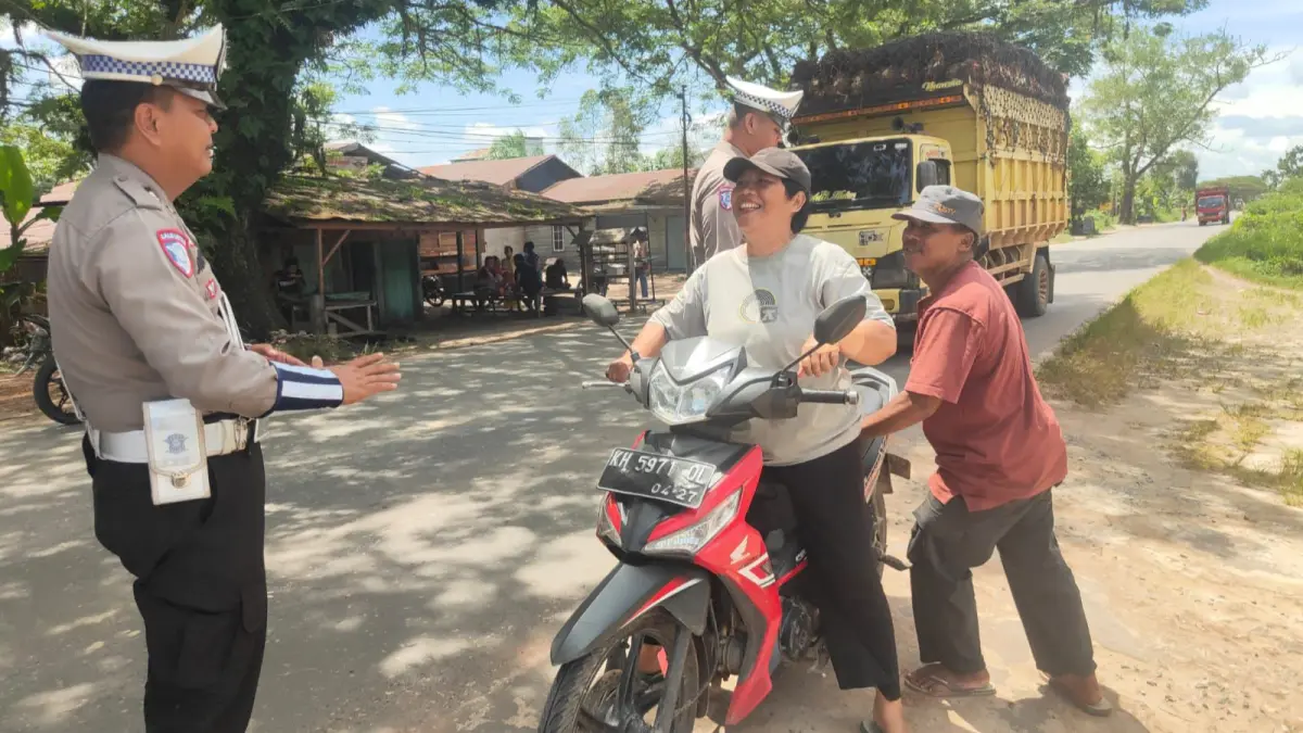 Polisi memberikan imbauan kepada lansia naik motor. Humas