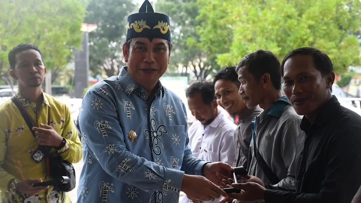 Wakil Bupati Pulang Pisau H Ahmad Jayadikarta serahkan bantuan 100 unit hand traktor kepada kelompok tani.Humas