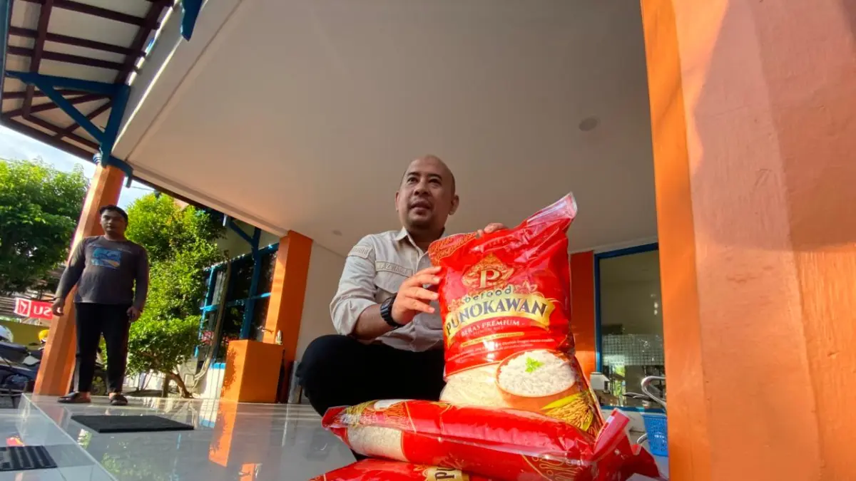 Kepala Perum Bulog Kantor Cabang Kotim, Muhammad Azwar Fuad menunjukkan beras yang akan dibagikan.Miftah/kaltengpos.jawapos.com