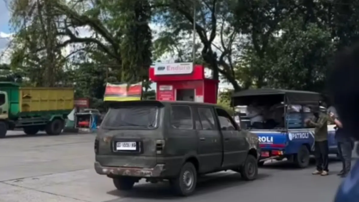 Mobil diduga milik pelangsir di SPBU S Parman diangkut petugas.