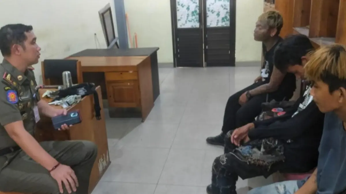 Petugas Satpol PP Kota Palangka Raya memberikan pembinaan terhadap anak jalanan.Humas